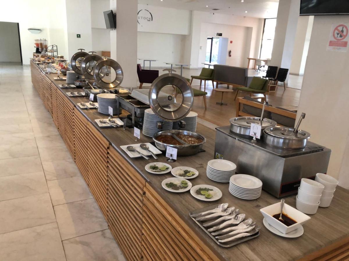 Real Inn Мехикали Экстерьер фото A buffet at a hotel